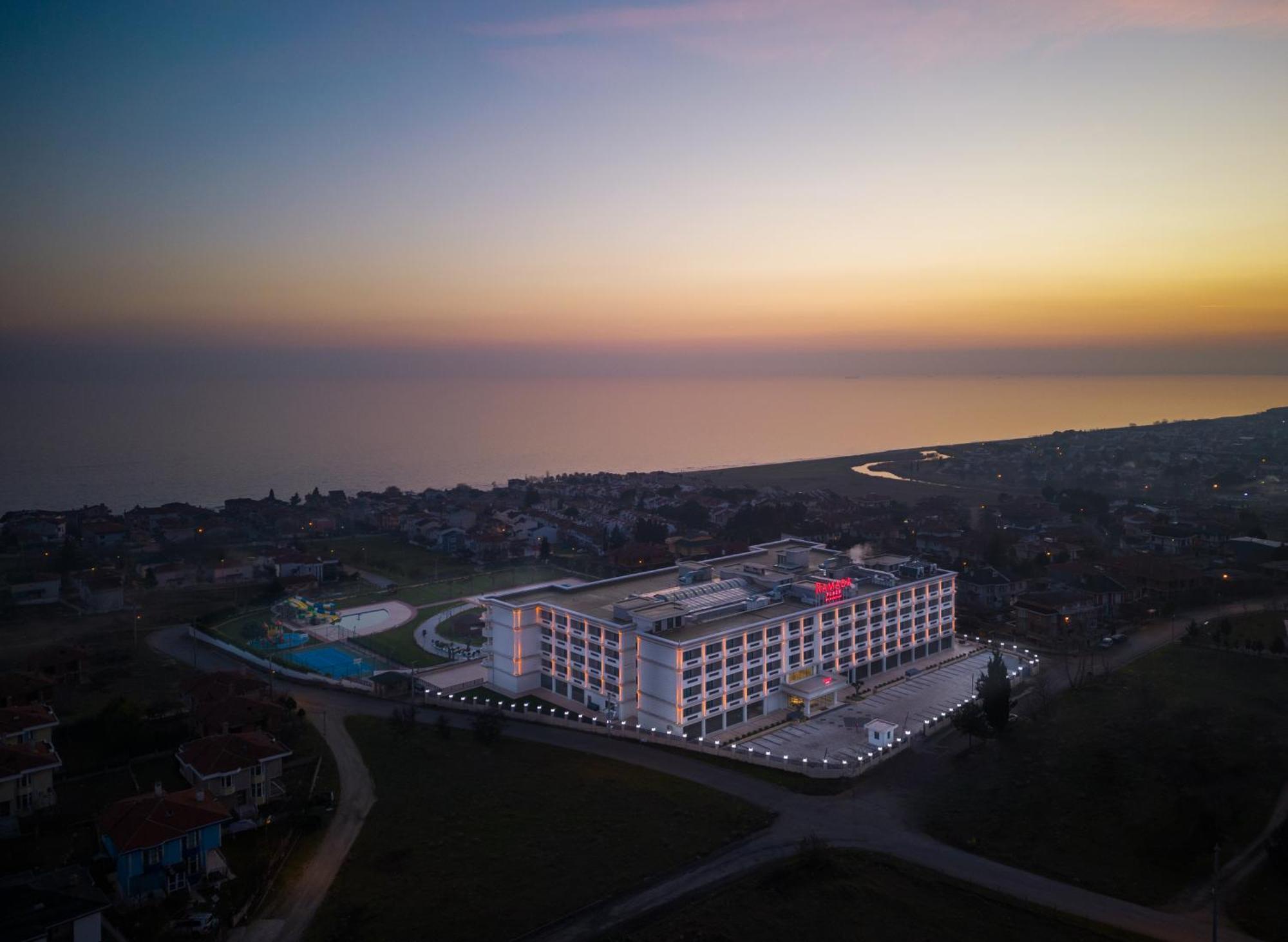 Ramada Plaza By Wyndham Silivri Hotel Exterior foto